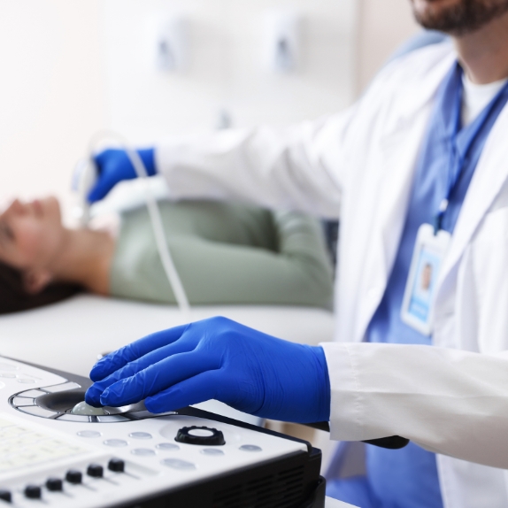 Gabinet USG Wierzbica z nowoczesnym sprzętem, w którym doświadczony radiolog Wierzbica wykonuje badania ultrasonograficzne